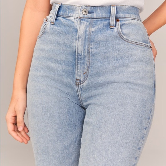 Abercrombie & Fitch Curve Love Ultra High Rise Ankle Straight Jeans - Picture 4 of 8